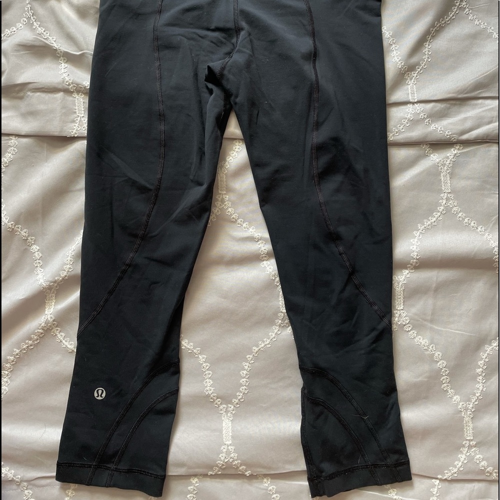 LULULEMON cropped leggings, size 6